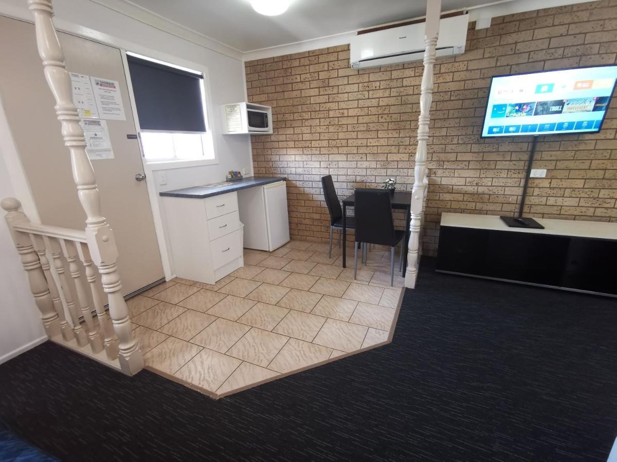 טוומבה Leichhardt Motor Inn מראה חיצוני תמונה