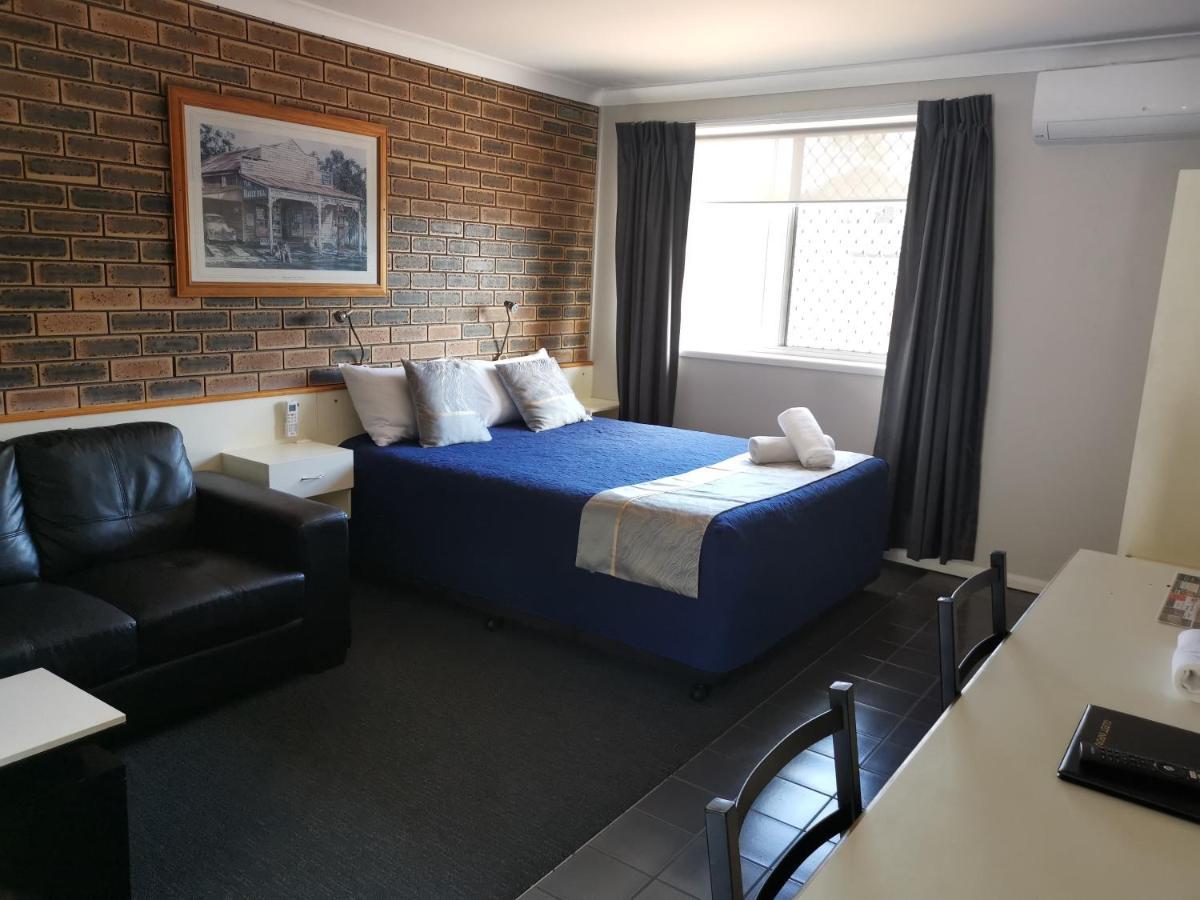 טוומבה Leichhardt Motor Inn מראה חיצוני תמונה