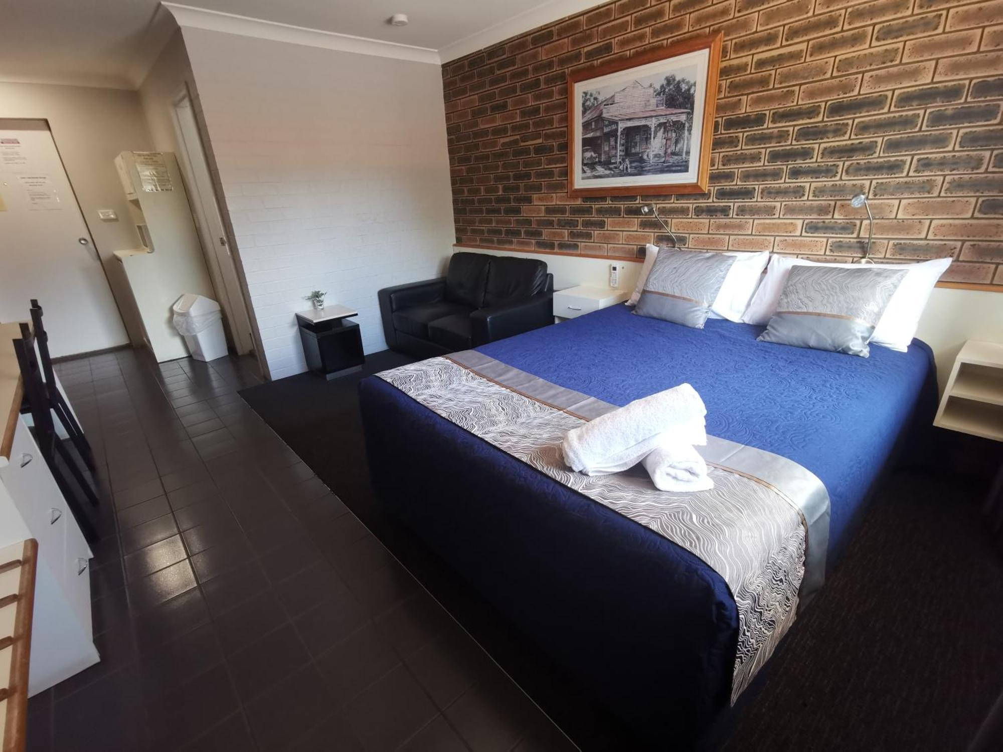 טוומבה Leichhardt Motor Inn מראה חיצוני תמונה