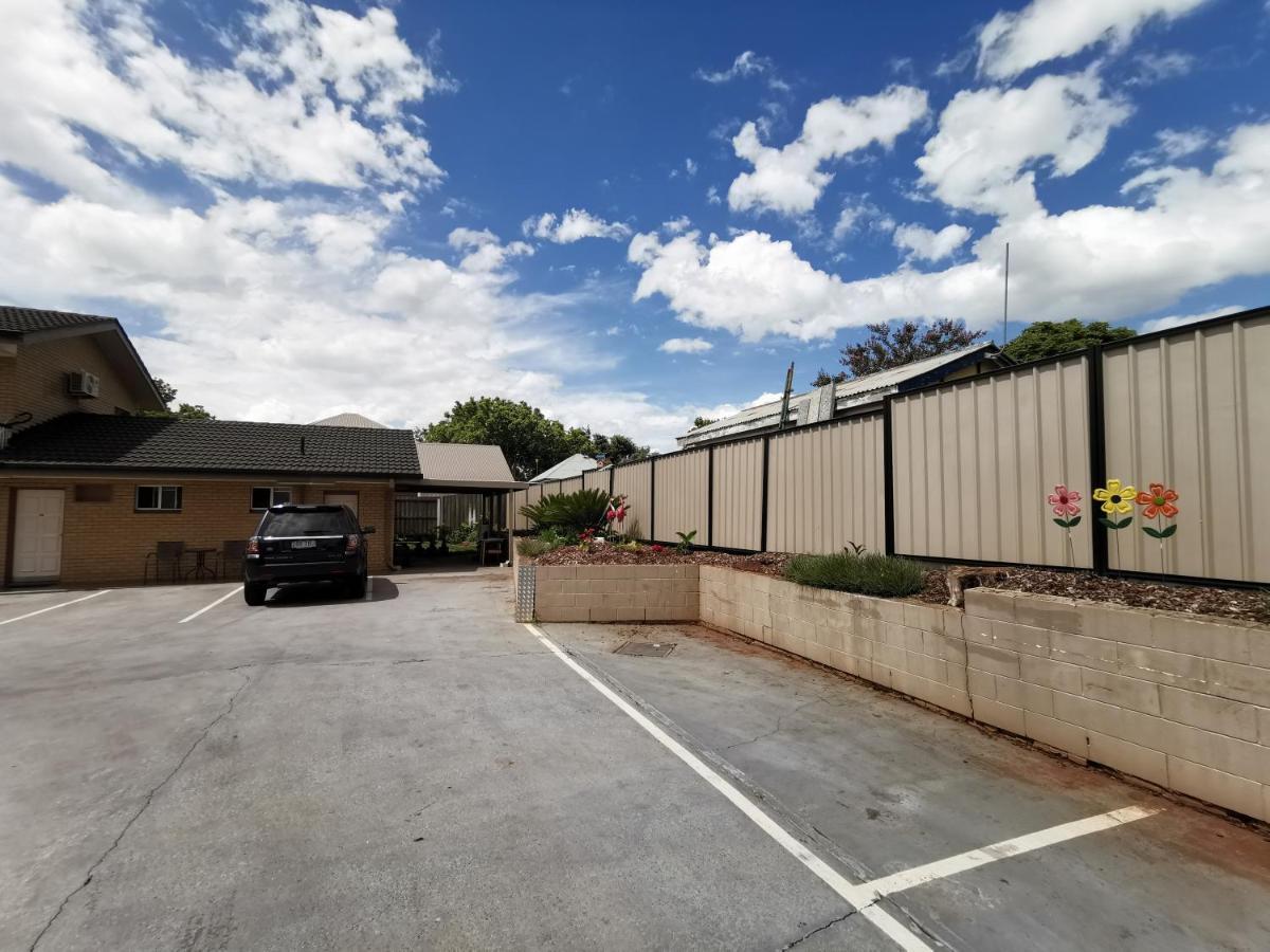 טוומבה Leichhardt Motor Inn מראה חיצוני תמונה