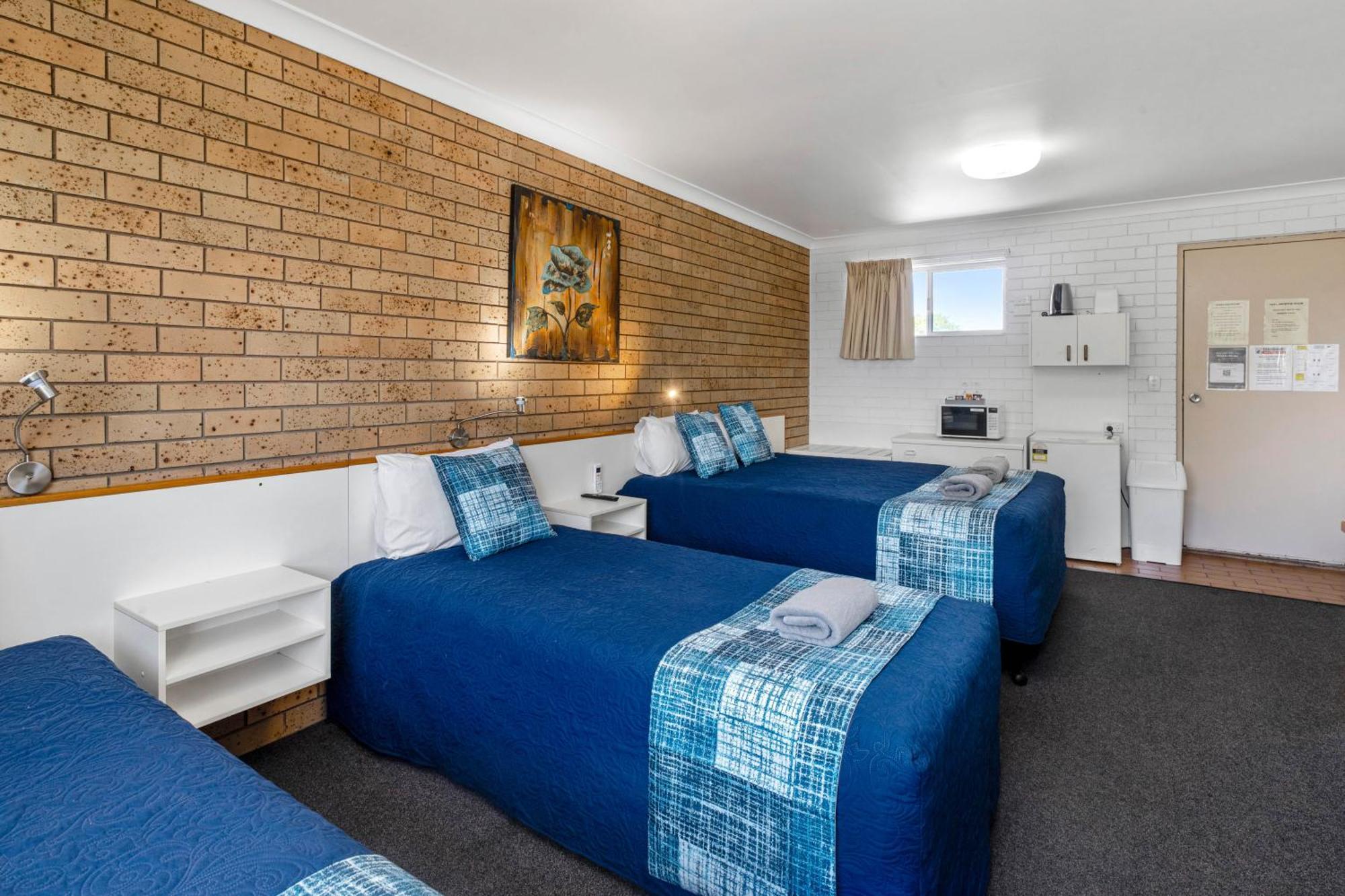 טוומבה Leichhardt Motor Inn מראה חיצוני תמונה