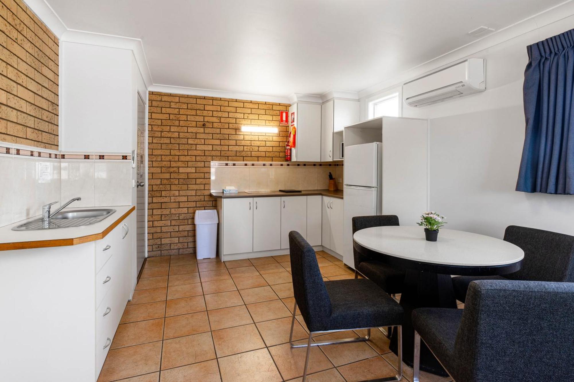 טוומבה Leichhardt Motor Inn מראה חיצוני תמונה