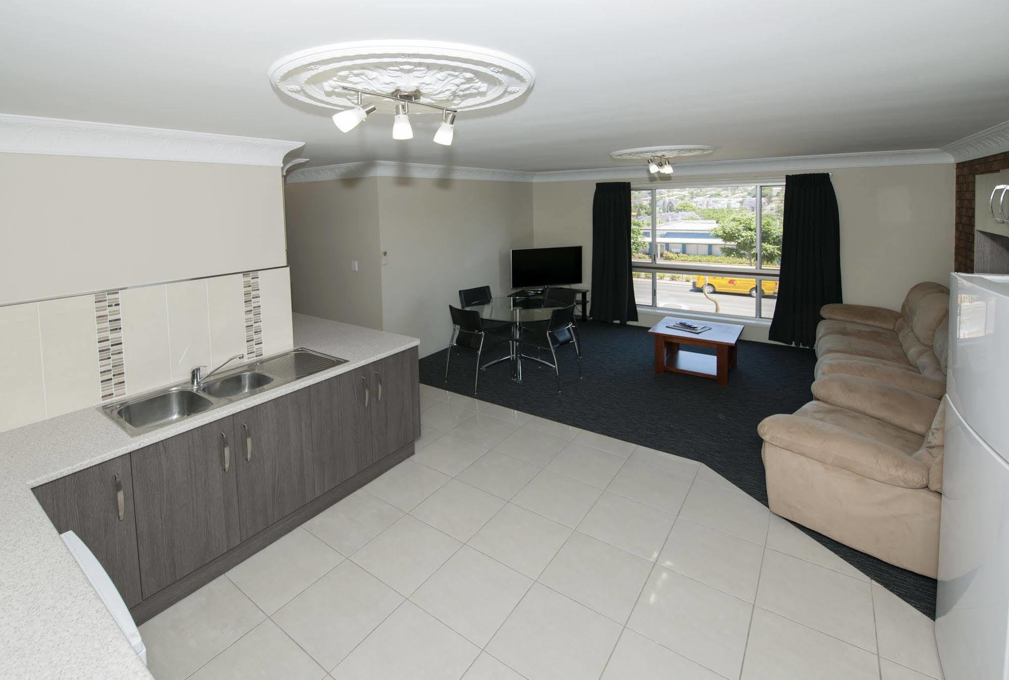 טוומבה Leichhardt Motor Inn מראה חיצוני תמונה